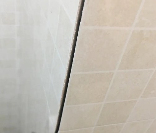 安龙瓷砖空鼓维修公司分享阳台瓷砖脱落的修复过程可以分为以下几个步骤