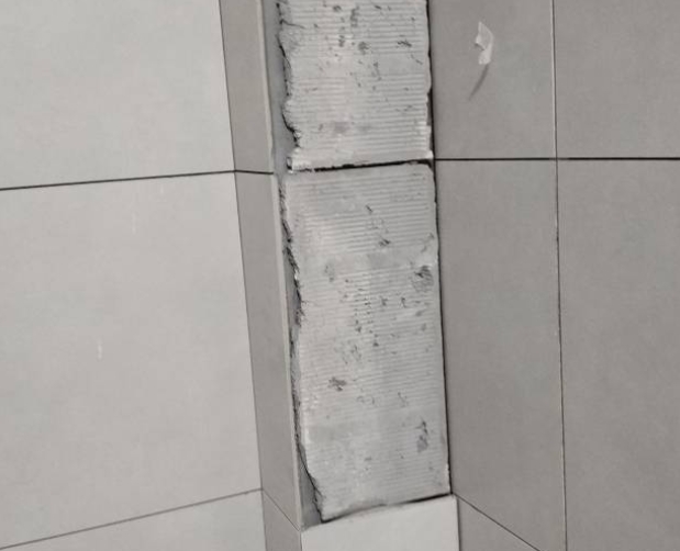 安龙瓷砖空鼓维修公司分享下瓷砖施工前基层浇水润湿程度不足，可能导致以下问题