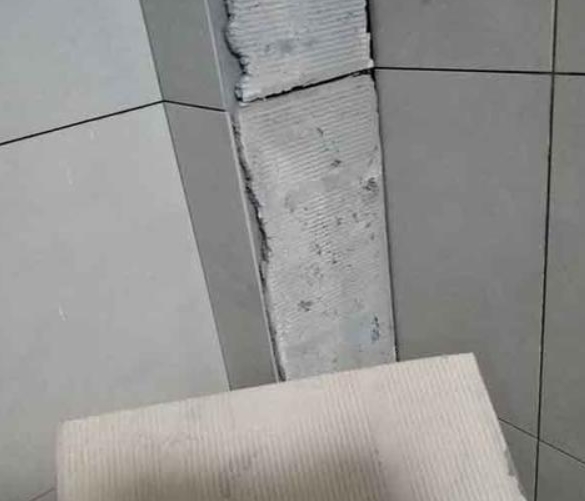 安龙瓷砖空鼓维修公司分享下厨房瓷砖脱落的补救措施。
